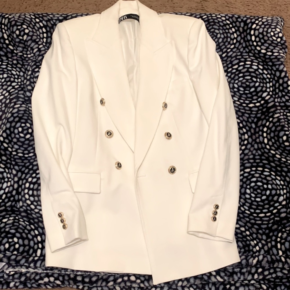 Zara blazer worn one no stains or flaws. Cannot fit so that’s why I’m selling
